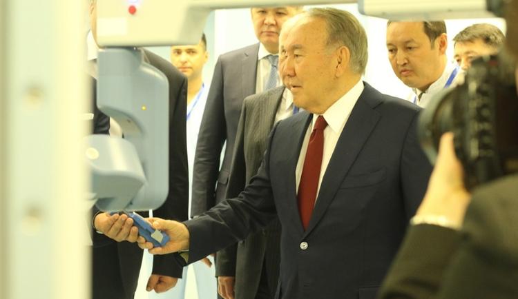Нұрсұлтан Назарбаев роботталған хирургия орталығында болды