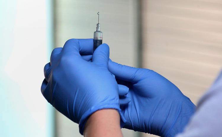 Непроверенной вакциной в Китае привили миллион человек