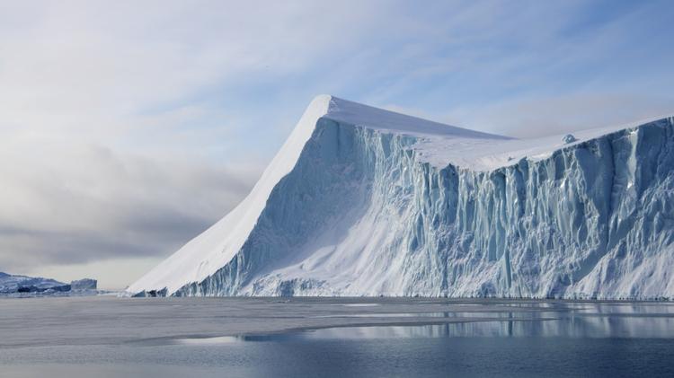 В Гренландии от ледника откололся огромный айсберг