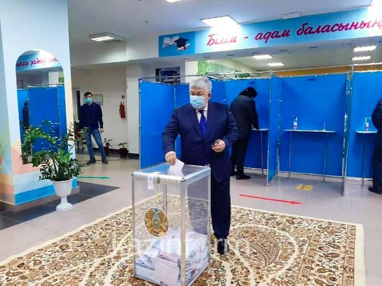 Крымбек Кушербаев проголосовал на выборах в Мажилис и маслихаты