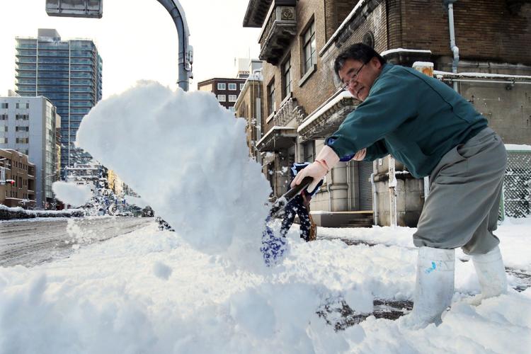 Из-за снегопада в Японии пострадали 76 жителей