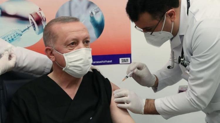 Президент Турции вакцинировался в прямом эфире