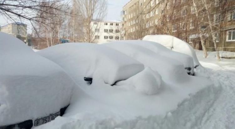 Елордада қалың қардың салдарынан жолда кептелістер туындады