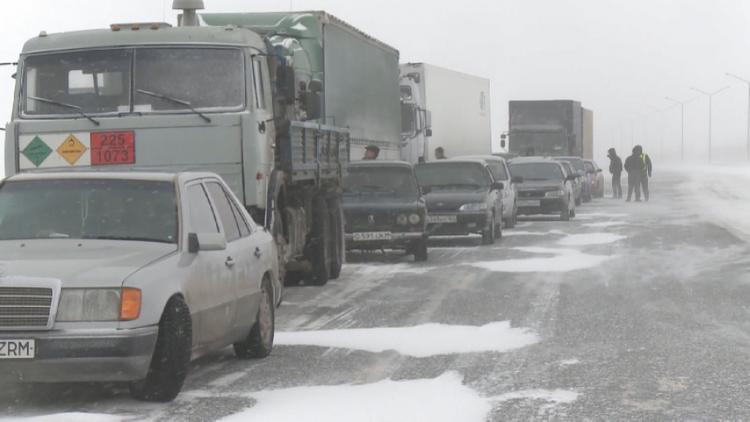 Ауа райына байланысты бірнеше өңірде жол жабылды