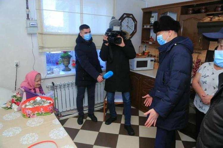 103-летнюю долгожительницу Костанайской области поздравил с 8 Марта Архимед Мухамбетов
