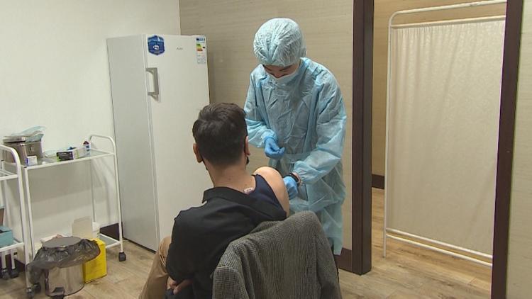 Казахстан по абсолютному количеству вакцинированных от коронавируса на 51 месте
