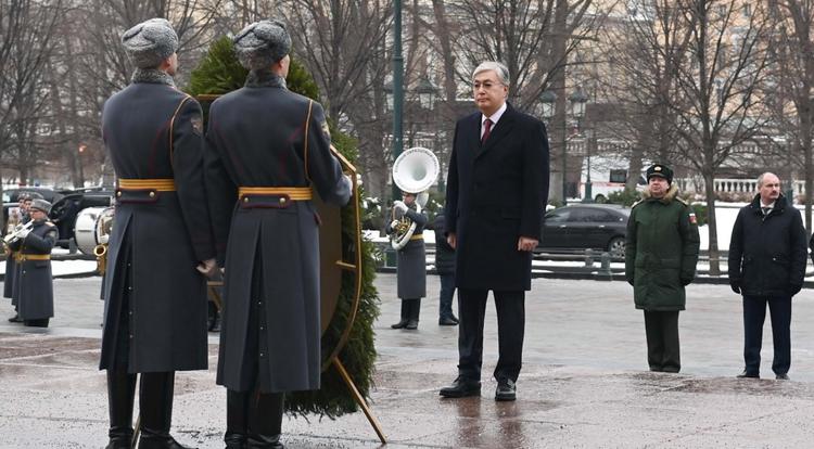 Президент «Белгісіз жауынгер бейіті» ескерткіш-мемориалына гүл шоғын қойды