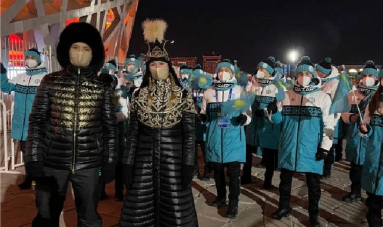 Костюмы знаменосцев сборной Казахстана передали в Олимпийский музей