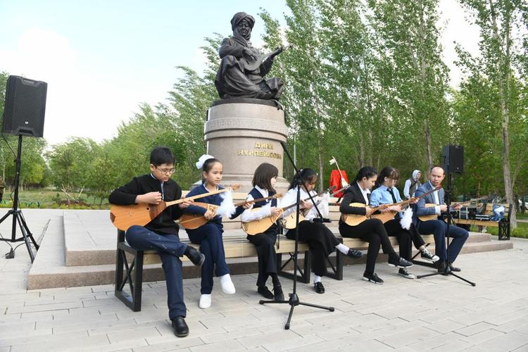 Ярмарку кюев провели около памятника Дине Нурпеисовой в Нур-Султане