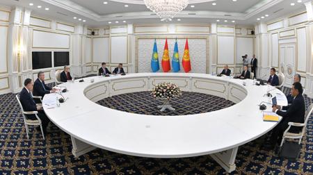 Президенты Казахстана и Кыргызстана провели встречу в узком формате