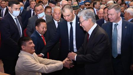 Президент наградил медалями и орденами ряд ветеранов труда Туркестанской области