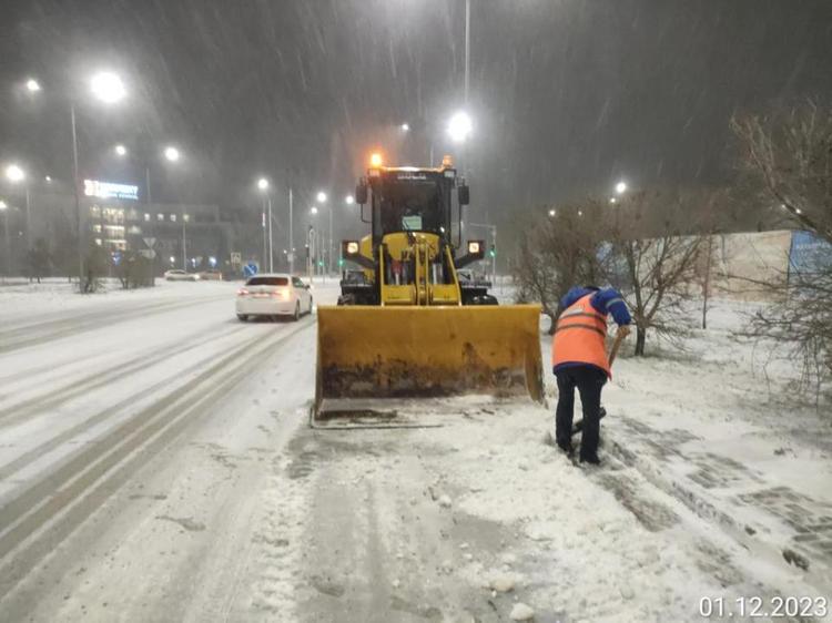 Свыше 2000 рабочих вышли на уборку снега в Астане