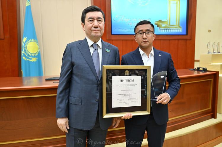 Жанболат Шәкім «Парламент сөзі» сыйлығын иеленді