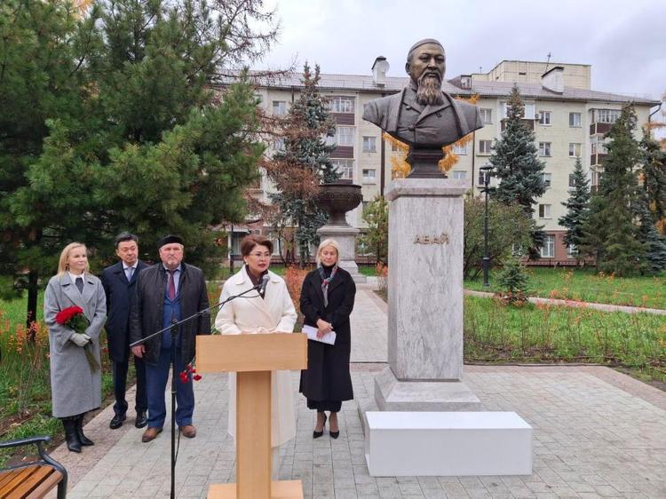 Татарстан астанасында ұлы Абайдың ескерткіш-бюсті ашылды