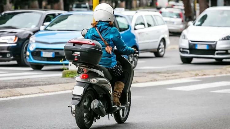 Мопедтерді тіркеу және оны басқаратындарға жүргізуші куәлігін алу міндеттелді