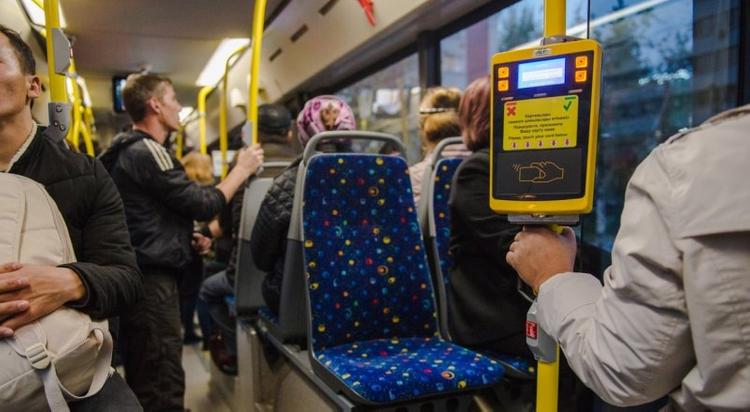 Астанада енді қоғамдық көлік жолақысын банк картасымен төлеуге болады