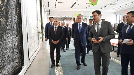 Глава государства посетил ковроткацкую фабрику HIVA GILAMLARI