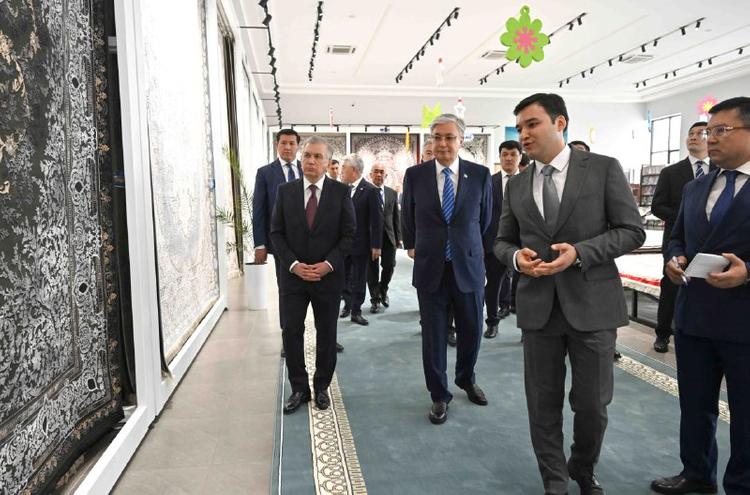Глава государства посетил ковроткацкую фабрику HIVA GILAMLARI