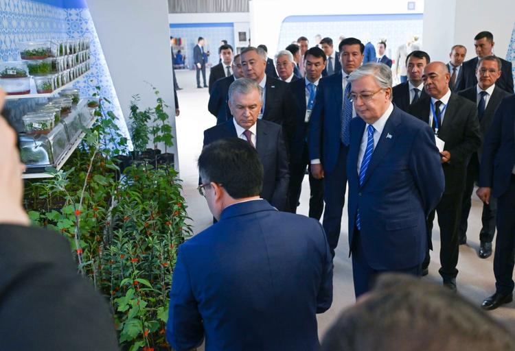 Президенттер Өзбекстан өнеркәсіп тауарларының көрмесін тамашалады