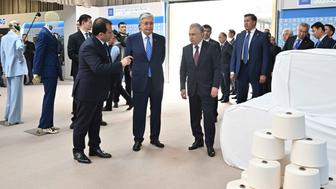 Президенты осмотрели выставку промышленных товаров Узбекистана