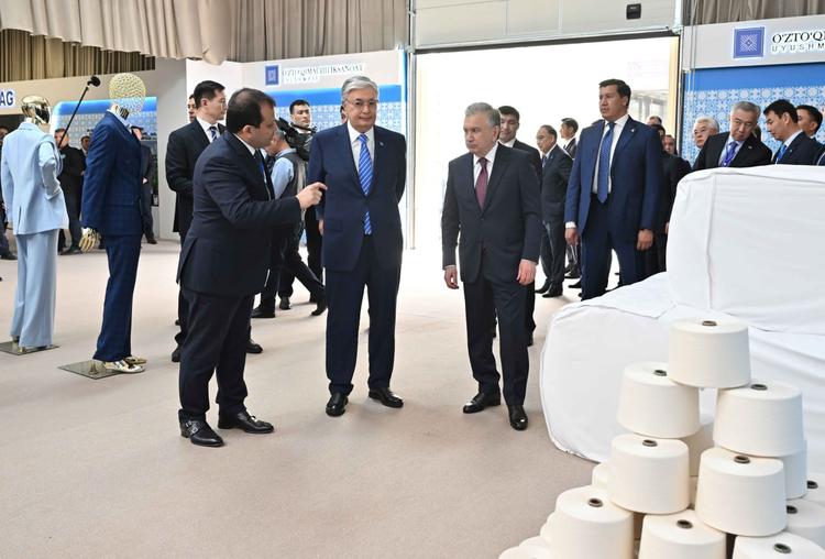 Президенты осмотрели выставку промышленных товаров Узбекистана