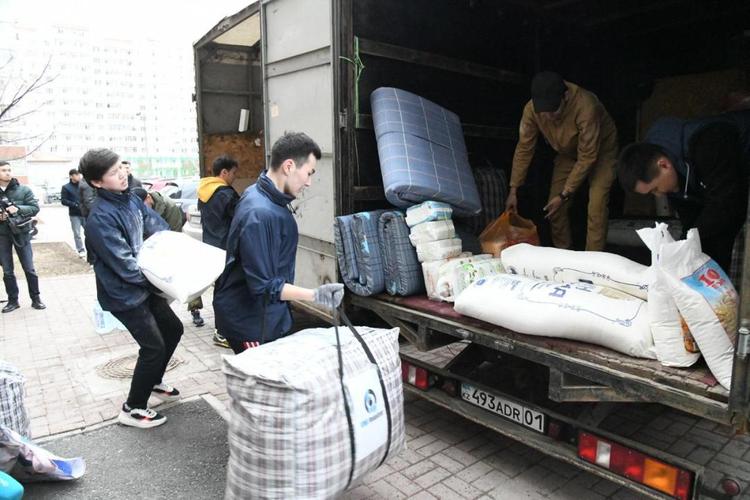Су тасқынынан зардап шеккен өңірлерге Астанадан тағы екі жүк көлікпен 20 тонна гуманитарлық көмек жөнелтілді