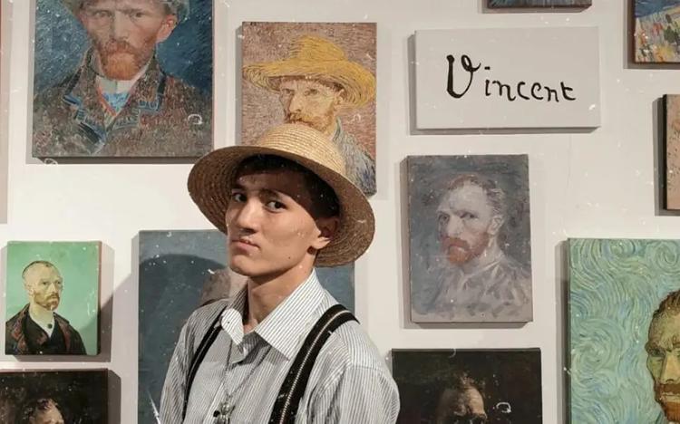 Ескі картон қорапты өнер туындысына айналдырған суретші