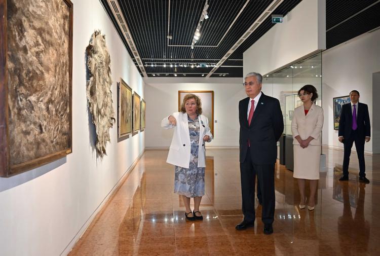 Президент Ұлттық музейдегі өнер туындылары көрмесін тамашалады