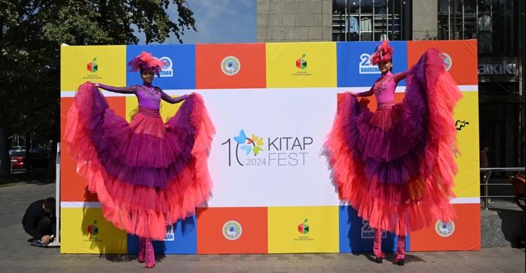 Алматыда Kitap Fest кезінде 50-ге жуық жаңа кітаптың тұсауы кесілді