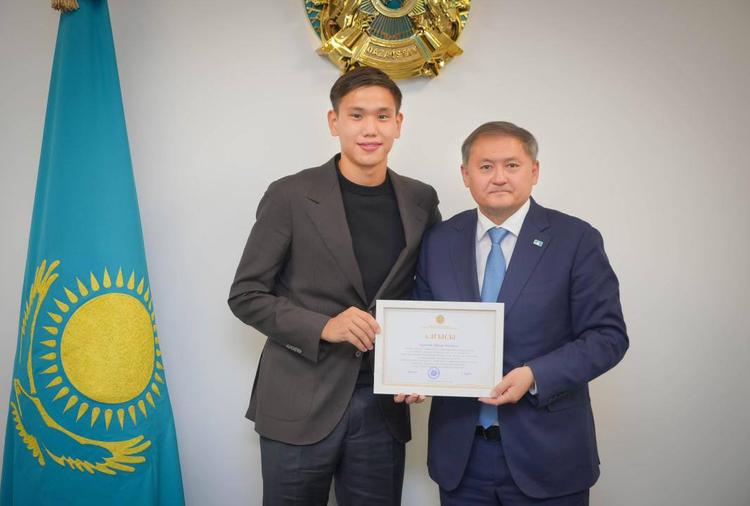 Жас қақпашы Шерхан Қалмұрзаға ректорлық білім беру гранты берілді