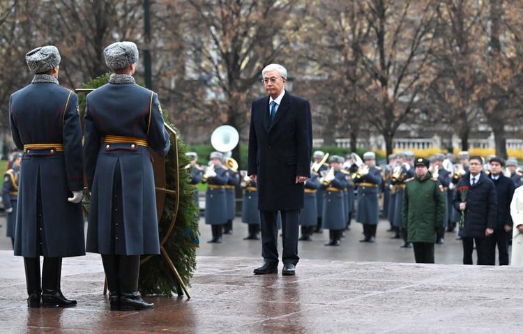 Мемлекет басшысы «Белгісіз жауынгер бейіті» ескерткіш мемориалына гүл шоғын қойды