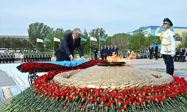 Қасым-Жомарт Тоқаев «Отан Ана» монументіне гүл шоғын қойды