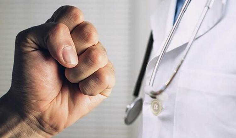Дәрігерге шабуыл жасағандар 15 жылға дейін сотталуы мүмкін