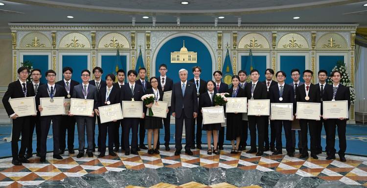 Президент халықаралық пән олимпиада жеңімпаздарын марапаттады