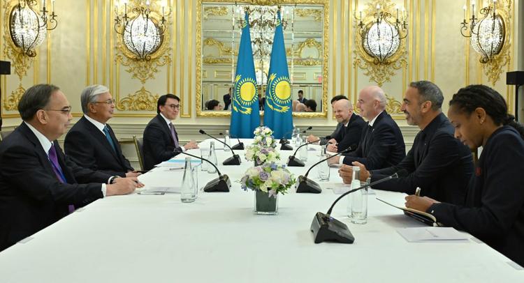 Глава государства принял Президента ФИФА