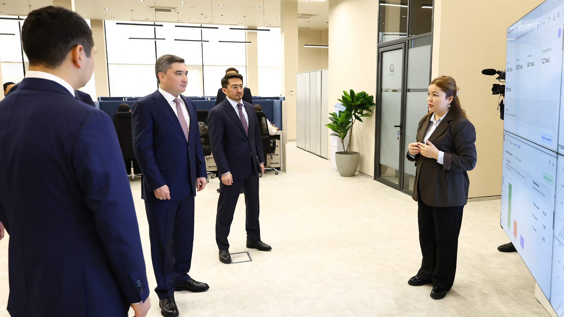 Олжас Бектенов салық реформасы бойынша түсіндіру жұмыстарының барысымен танысты