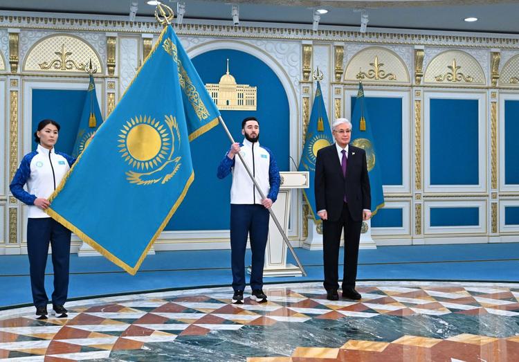 Президент ұлттық құрама мүшелеріне Мемлекеттік туды тапсырды