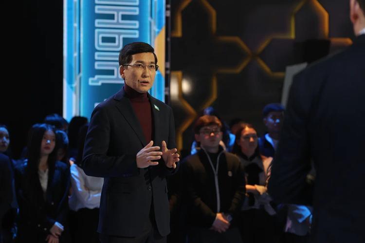 Асхат Аймағамбетов: Жаңа Конституция мұғалім айлығының азаймайтынына кепіл болады