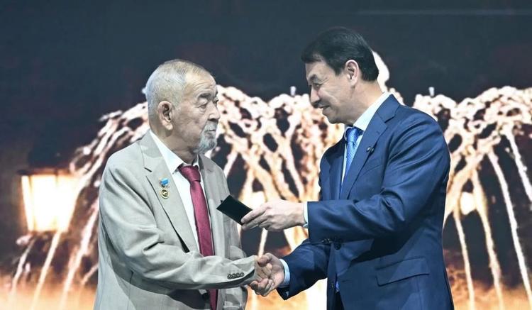 Жүрсін Ерман Қазақстанның Халық жазушысы атанды