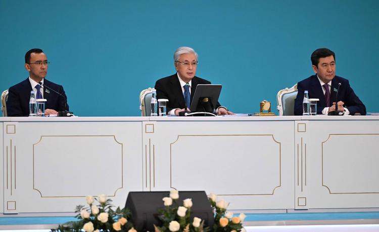 Қазақ тілінің мәртебесі төмендеді деп байбалам салудың қажеті жоқ - Президент