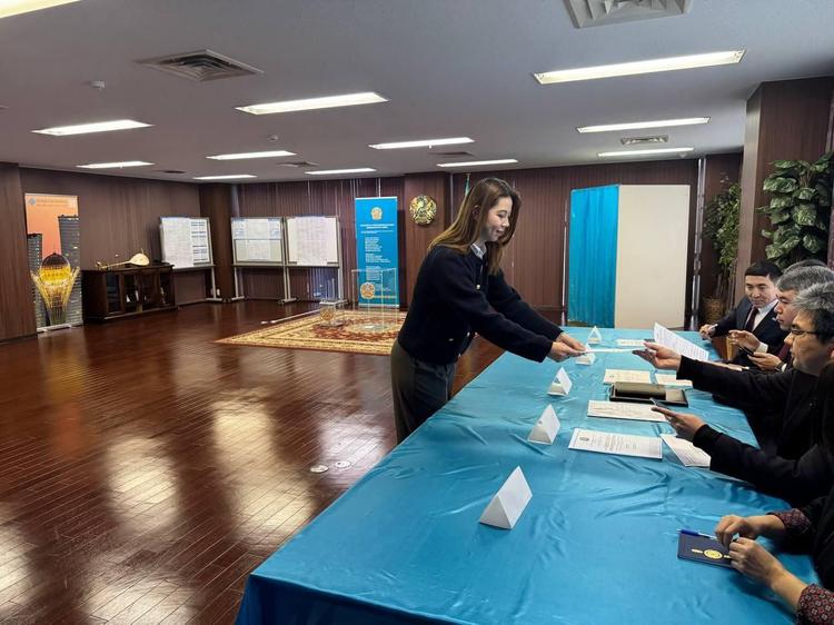 Токиодағы отандасымыз бірінші болып дауыс берді