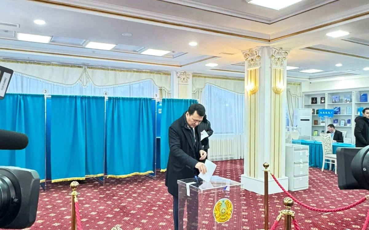 Мемлекеттік кеңесші Ерлан Қарин референдумда дауыс берді