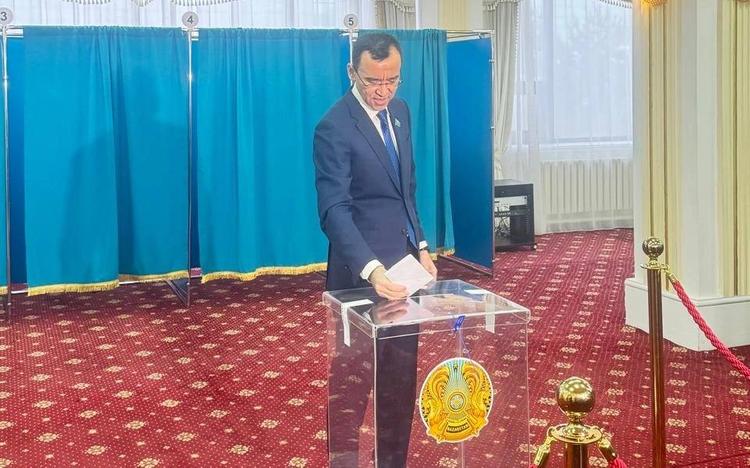 Сенат төрағасы Мәулен Әшімбаев референдумда дауыс берді