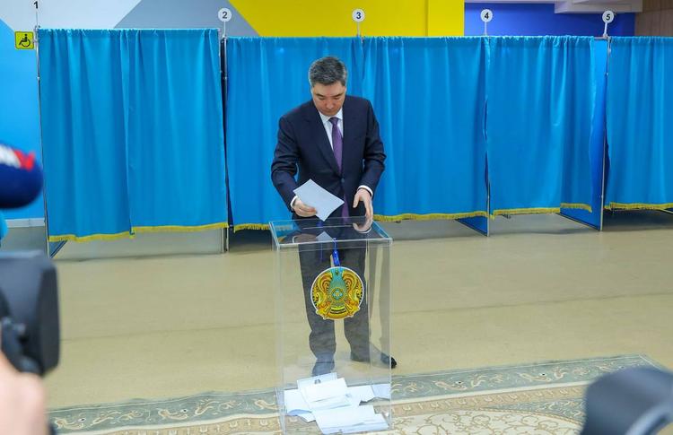 Олжас Бектенов референдумда дауыс берді