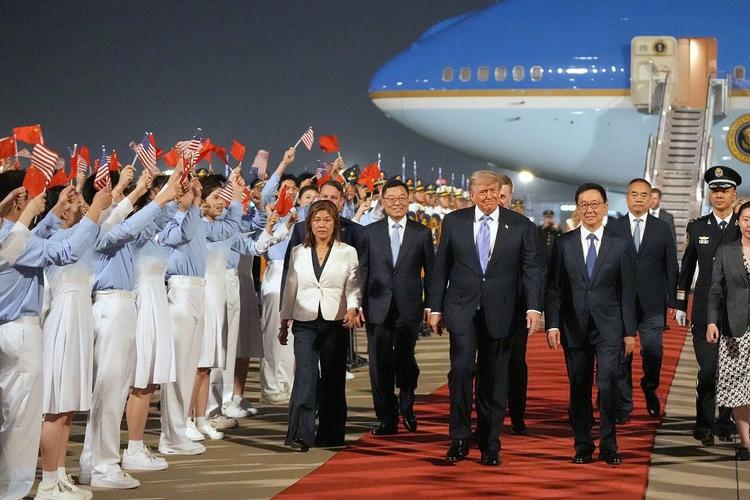 Дональд Трамп Қытайға ресми сапармен келді