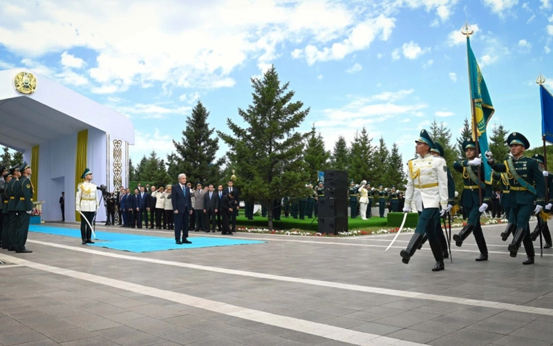 Президент Казахстана принял участие в церемонии поднятия Государственного флага