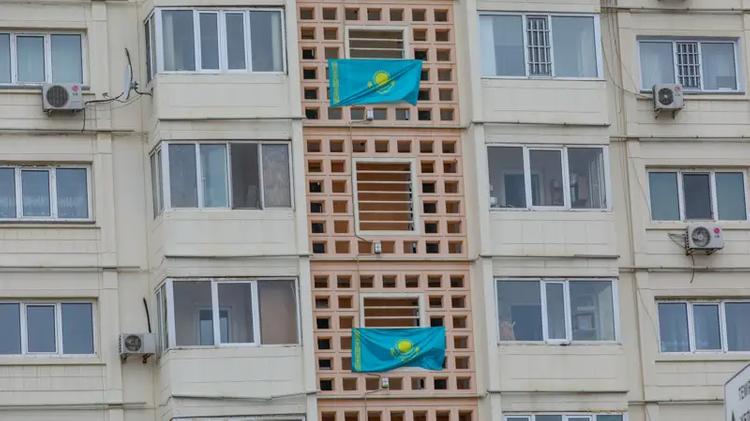 Мемлекеттік туды балкон мен үйдің қасбетіне ілуге бола ма?