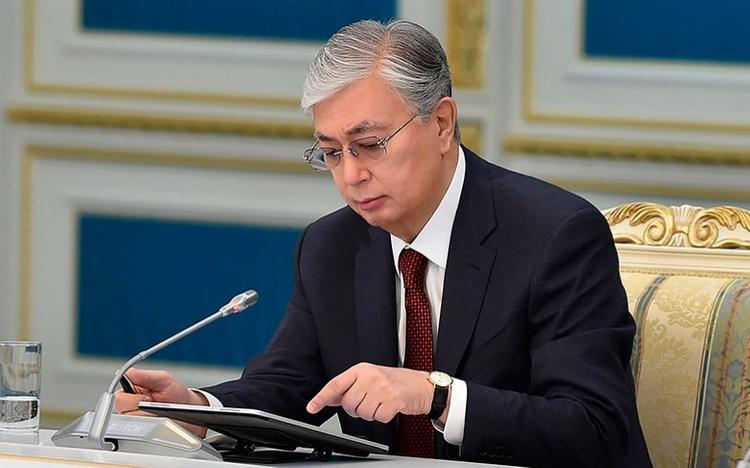 Президент вице-президент, Құрылтай және Халық кеңесі туралы құжаттарға қол қойды